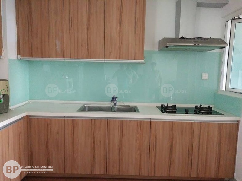 Lắp kính ốp bếp nhà anh Hải Thạch Bàn Long Biên